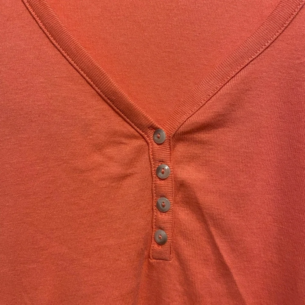 GAP Women's Coral Button-Detail Tee - Picture 2 of 4